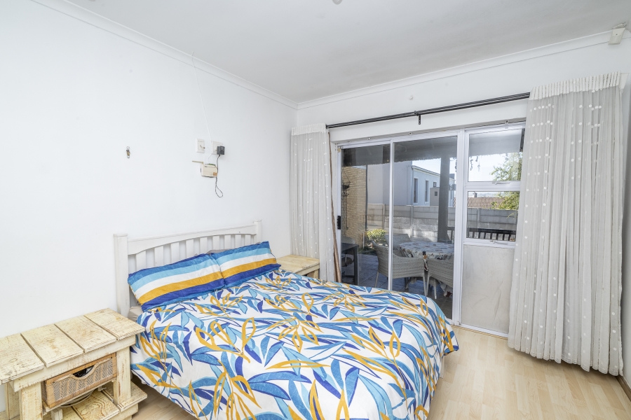 4 Bedroom Property for Sale in Uitzicht Western Cape
